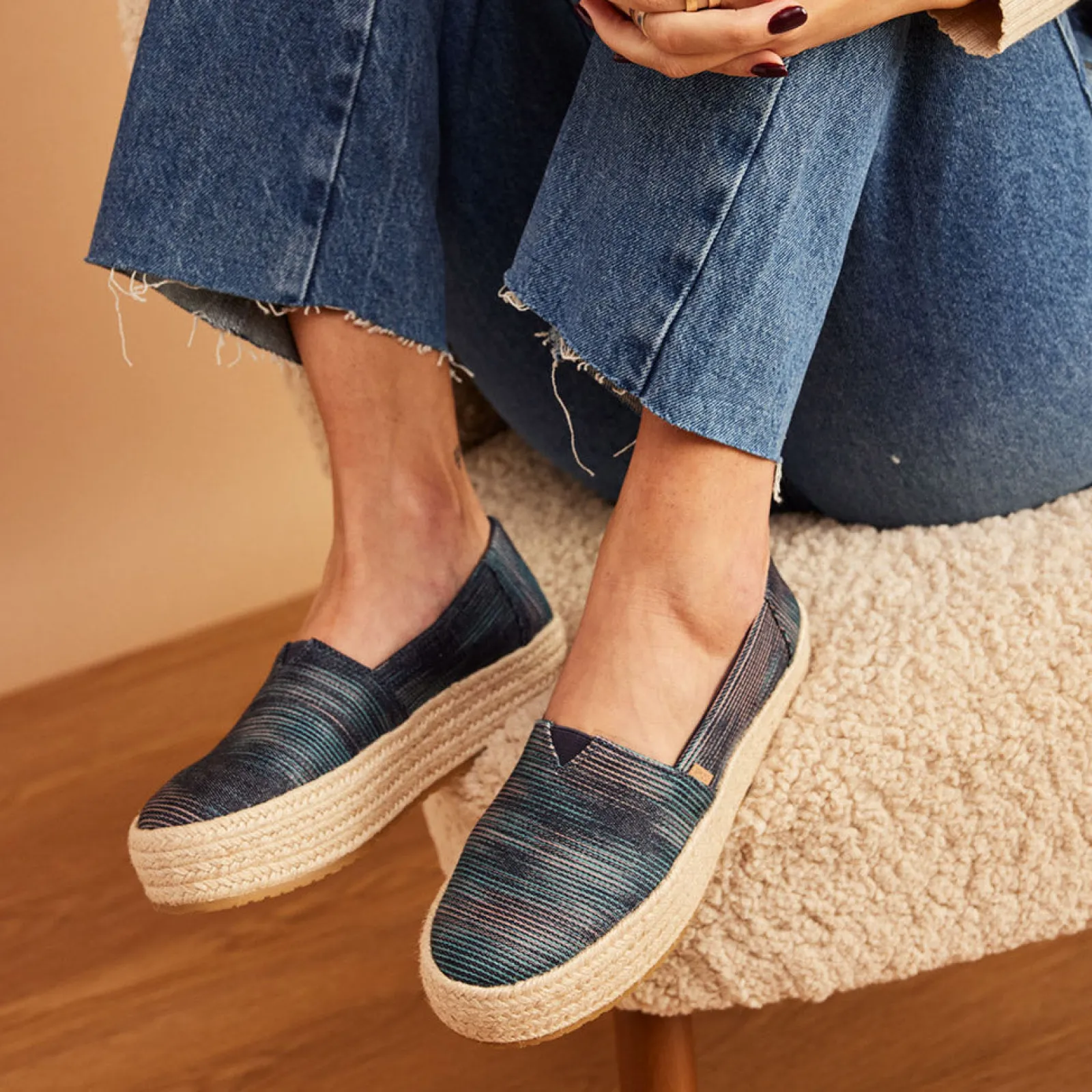 New TOMS Women's , Valencia Slip-On Navy Paintbrush Multi